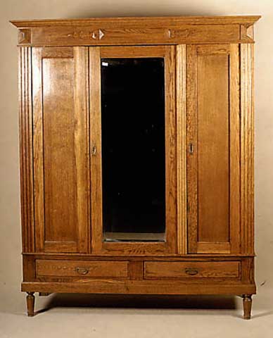 Schrank, deutsch, um 1900, Eiche und Weich- holz massiv, MitteltÜr mit facettiertem Spie- gel, kleine SchranktÜr mit EinlegebÖden, gut ...