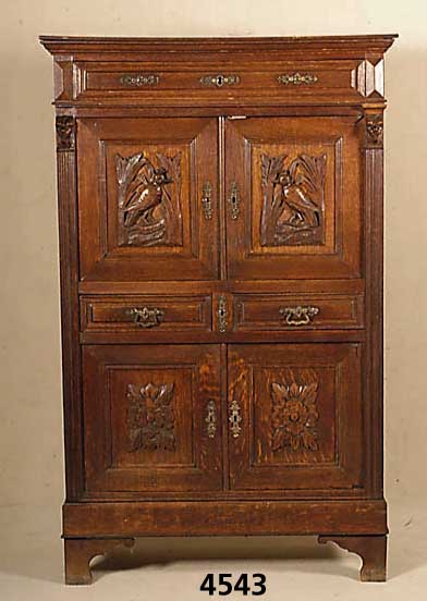 Kasettierter Schrank, Belgien, Hartholz, Eiche massiv, auf Rahmen gearbeitet, Kasetten einfach getreppt, Inlets mit Tier- und BlÜten- schnitzerei, ...