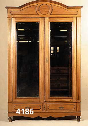 Kleiderschrank, deutsch, um 1900, Korpus in Eiche, Nußbaum, auf Rahmen gearbietet, Kopf- teil geschwungen, geometrisch abgesetzt, 2 SchÜbe, ...