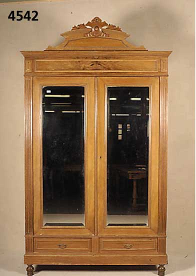 Kleiderschrank, Frankreich, um 1890, Weich- holz, Nußbaumfurnier gespiegelt, 2 TÜren mit facettiertem Spiegel, 2 SchÜbe mit umlaufender ...