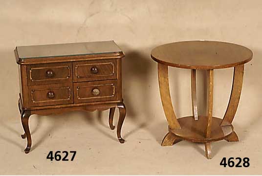 Beistelltisch, Frankreich, um 1930/40, Korpus Weichholz, Nußbaumfurnier, Beine und FÜße brettartig bearbeitet, geschweift und ausgestellt, ...