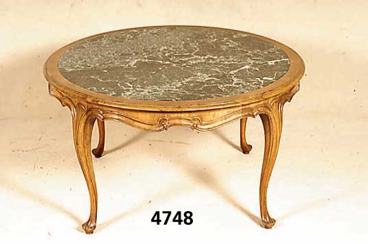 Runder Clubtisch, deutsch, 30er Jahre, Barockstil, Gestell Nußbaum massiv, Nußbaum- furnier, breit gerillt, innen liegende Marmor- platte, ...