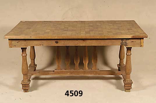 SÄulentisch, Belgien, um 1900, Eiche massiv, Tischplatte im Schachbrettmuster, Tischunter- bau mit 4 konischen SÄulen und Verstrebungen, 2 ...