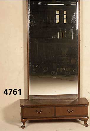 Schlafzimmerspiegel mit zwei SchÜben, Chippendalestil, Nußbaum massiv, Nußbaumfur- nier, kleine geschwungene Beine, facettierter Spiegel, H. ...