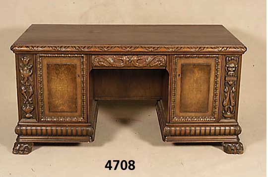 Renaissance-Schreibtisch, dt., 30er Jahre, Hartholz/Weichholz-Korpus, RÜcken und Front auf Rahmen gearbeitet, reiche Schnitzerei mit Zahn- und ...