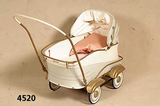 Puppenwagen, Belgien, um 1940, Marke HÄrlag, Rahmen Metall, Wachstuchbezug in beige und grÜn, gute Federung, aufklappbares Dach, auf- wendig ...