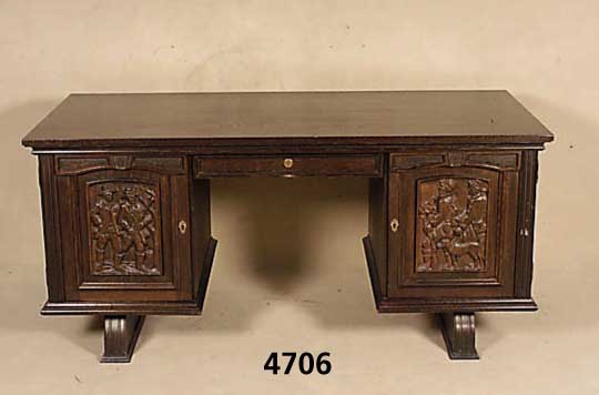 Jugendstilschreibtisch, wohl deutsch, um 1910, Eiche/Weichholzkorpus, Front aus dem Rahmen gearbeitet, sparsame gekehlte Zierleisten, z.T. ...