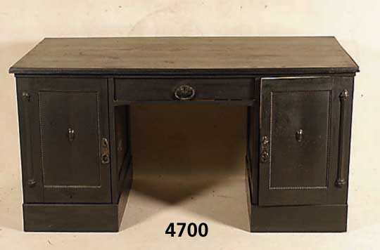 Schreibtisch, deutsch, um 1900/05, Jugend- stil, große NÄhe zu Darmstadt, auf Rahmen ge- arbeitet, Eiche massiv, Eichefurnier, ge- schwÄrzt, ...