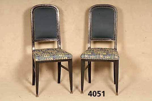 4 StÜhle, deutsch, um 1902/04, Eiche massiv, Lehne leicht gebogt, FormfÜhrung mit guter Spannung, SezessionsbezÜge in tÜrkis, beige und blau, ...