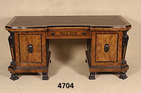 Schreibtisch, wohl Österreich/Ungarn, um 1900, Barockstil, Renanissanceanspielungen, am Rahmen gearbeitet, Weichholz/Hartholz, abgschrÄgte ...