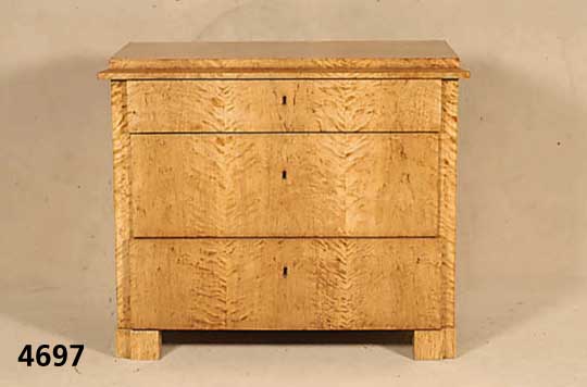 Kommode, mitteldeutsch, um 1850/60, Weich- holz-Korpus, Birkefurnier gespiegelt, drei Schubladen, aufgetreppter Kopf, eingelassene SchlÖsser, ...