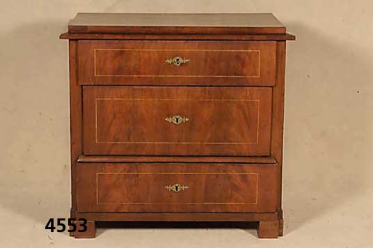 DreischÜbige Kommode, norddeutsch, um 1860/70, Pyramiden-Mahagonifurnier, z.T. gespiegelt, Birkenfadenintarsien, rest., z.T. OberflÄ- ...