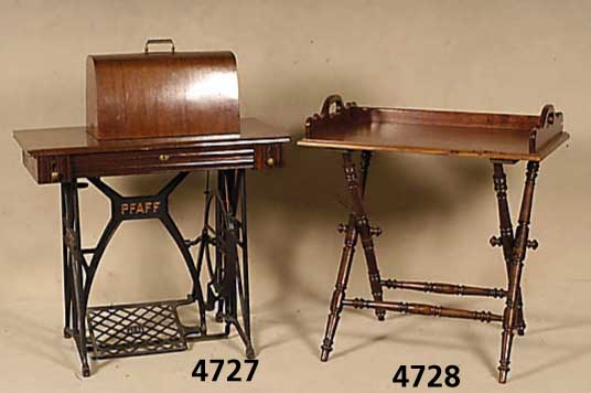Serviertisch, wohl England um 1880/1900, Buche massiv, reich gedrechselt, ursprÜngl. verstellbar bzw. abnehmbar, Servierbrett Birke ...