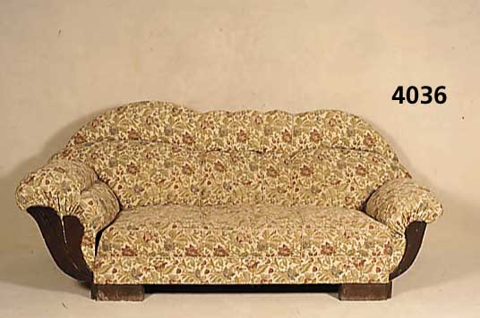 Couch, deutsch, um 1935/38, Korpus Buche auf Nußbaum gebeizt, asymetrische Anordung, RÜcken doppelt geschweift, 4 AbnÄhungen, zeit- typisch, ...