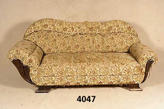 Couch, deutsch, um 1935/38, Korpus Buche auf Nußbaum gebeizt, asymetrische Anrodnung, RÜcken doppelt geschweift, 4 AbnÄhungen, zeit- typisch, ...