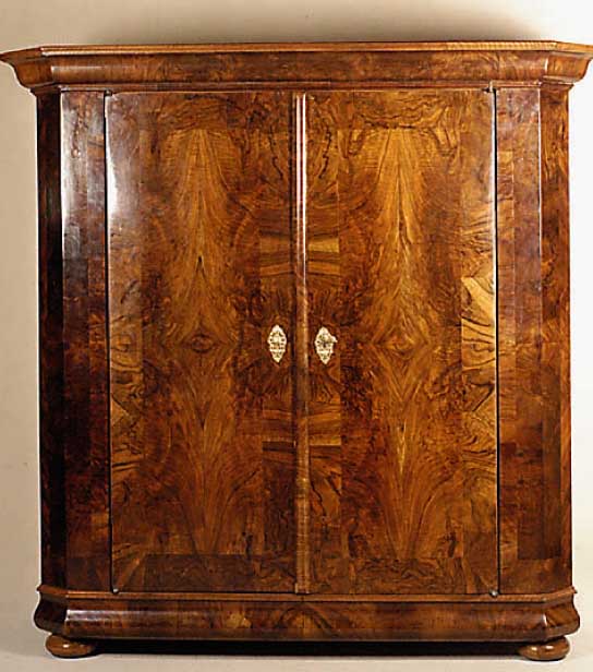 Kleiderschrank, Dresden, um 1770/80, Korpus Weichholz, Kopf und Fuß geschweift, Ecken ab- geflacht, Zierleisten einfach getreppt, ausge- suchtes ...