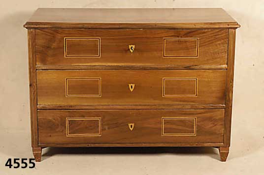Biedermeierkommode, sÜddeutsch, 1830/40, 3- schÜbig, Korpus Weichholz, Front, Platte und Seiten z.T. Nußbaumfurnier, sparsame bandintarsien in ...