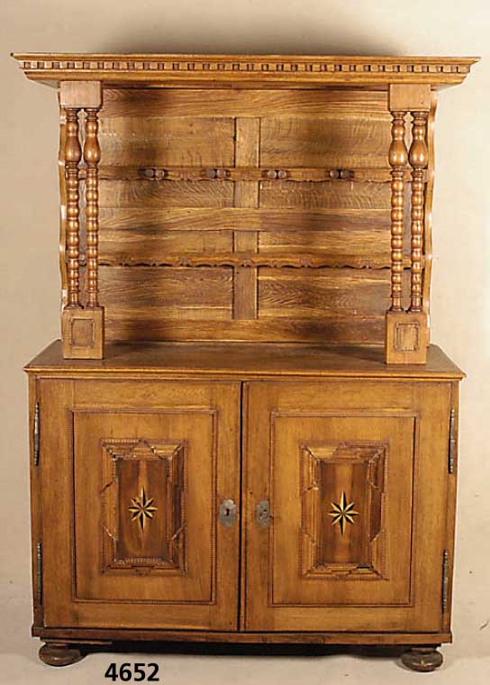 Aufsatzschrank, wohl Lothringen um 1830/35, Korpus Weichholz und Hartholz, Front auf Rahmen gearbeitet, sogenannte KissenfÜllungen, diese ...