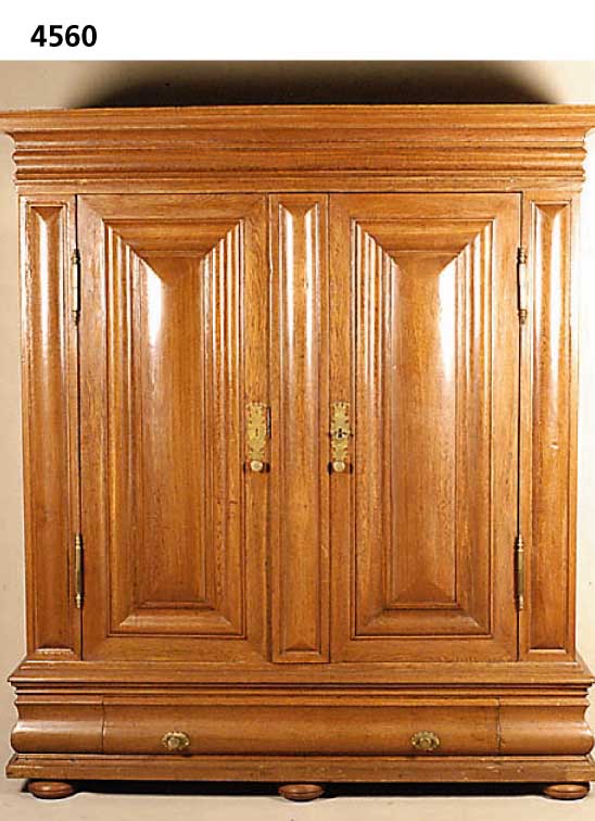 Wellenschrank, Hessen/Frankfurt, um 1750/60, Korpus Weichholz und Eiche massiv, auf Rahmen gearbeitet, Fuß mit integrierter Schublade, diese ...