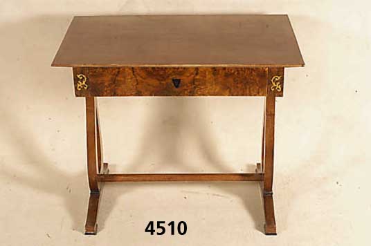 Schreibtisch, deutsch, um 1830/40, Korpus Weichholz, Nußbaumwurzelfurnier gespiegelt, Wangen in Lyrenform, durch Stab miteinander verbunden, ...
