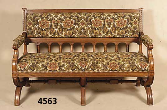 Sitzbank- Salonbank, deutsch um 1880/85, GrÜnderzeit, Korpus Buche und Nussbaum massiv, im Renaissancestil, sparsame Zierrillen, angedeutete ...
