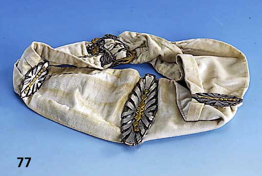 GÜrtel, Frankreich um 1895/1900, Metallteile versilbert, teilvergoldet, 1 x asymm. figuraler Durchformung, starke florale Elemente, Miederteile ...