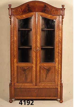 Glasschrank, deutsch, um 1860/70, Korpus Weichholz, Mahagoni- bzw. Pyramidenmahagoni- furnier, abgeschrÄgte Ecken, aufgesetzte Lei- sten, diese ...