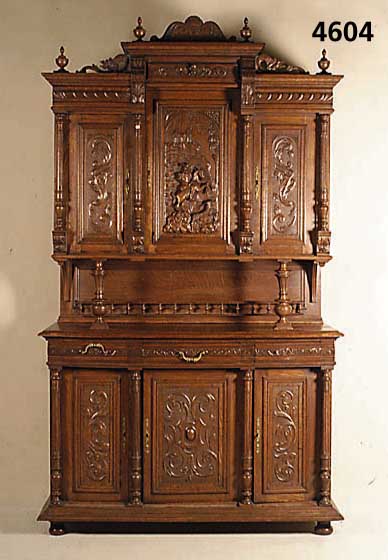 AufsatzmÖbel, Flandern, um 1890/1900, Eiche massiv bzw. Weichholz, Front kassettiert, Schnitzereien aus dem Vollholz, im Barockstil, mittig mit ...