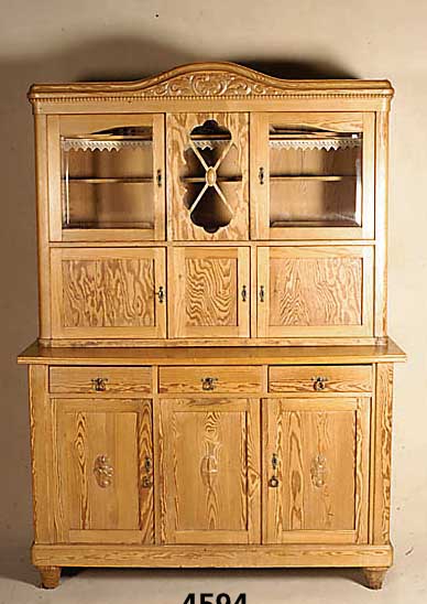KÜchenschrank, deutsch, um 1925/30, auf Rahmen gearbeitet, Kiefer, Zierbelkiefer, schÖne durchgehende Maserung, Kopf geschwungen , abstrakt ...