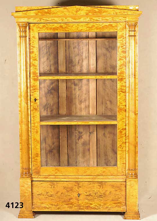 Biedermeierstilvitrine, Belgien, nach dem Vor- bild von 1810, unter Verwendung alter Teile, Korpus Weichholz, ausgesuchtes Birkefurnier, ...