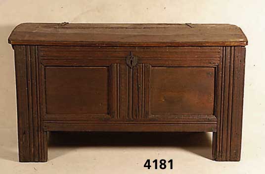 Stollentruhe, deutsch, um 1790/1800, Eiche massiv, original BÄnderung und Griffe, Schloß beschÄdigt, Dokumentenfach mit Einlegeboden, Front ...