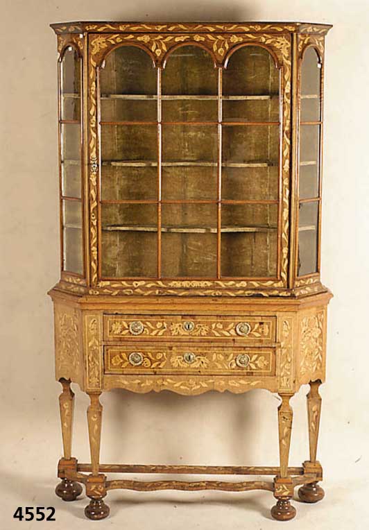 Marketerie-Stollenvitrine, Holland, 19./20. Jhd., nach dem Vorbild vo 1770/80, Korpus Eiche/Weichholz, Wurzelnußfurnier mit Fadenin- tarsien und ...