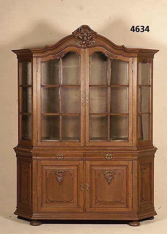 Prahlhans, Holland, um 1910, nach dem Vor- bild von 1760/70, Korpus Hartholz, Wurzel- nußfurnier, z.T. massiv gearbeitet, Korpus vertikal doppelt ...