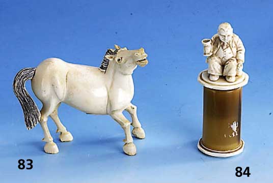 Zierkorken, deutsch um 1900, Elfenbein, Erbach, Darst. eines Zechers, vollplastisch, Sockel aus Elfenbein und Horn, H ca. 9 cm
