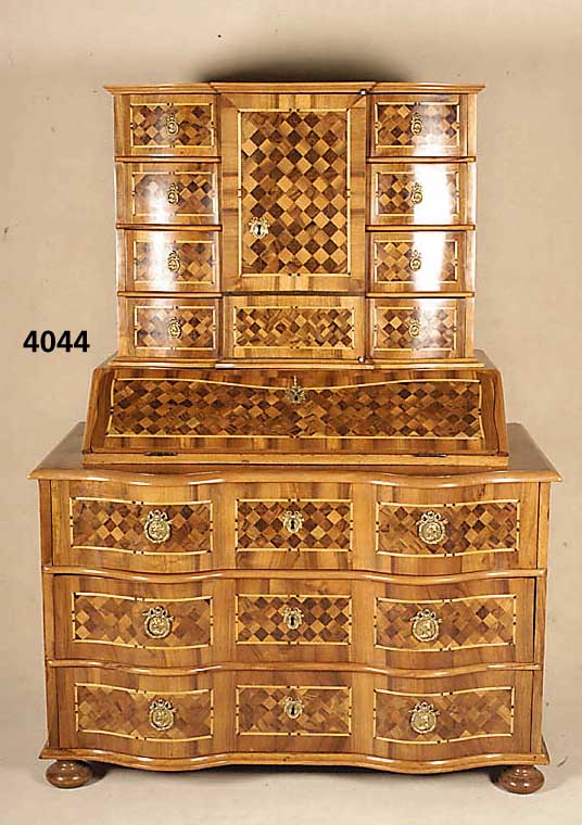 AufsatzsekretÄr, sÜddeutsch um 1750/60, Korpus zum gr. Teil aus der Zeit, restauriert und ergÄnzt, Intarsien z.T. erneuert, sehr schÖnes ...