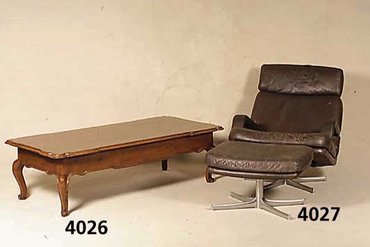 Barockstilclubtisch, englischer Kolonialstil, nach Vorbild von 1880/90, vielfach geschweift, Schnitzereien aus dem Vollholz, schwere Verarbeitung, ...