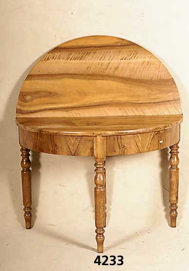 Klapptisch, sÜddeutsch Pfalz, um 1830, Nussbaum massiv bzw. Wurzelnuss, gespiegelt, Zarge Korpus Weichholz, Beine schÖne Drechselarbeit aus der ...