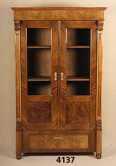 WÄscheschrank, mitteldeutsch, um 1870/80, Korpus Weichholz, Front auf Rahmen gearbeitet, Wurzelnußfurnier gespiegelt, Sims 3-fach ge- treppt, ...