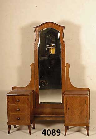 Ankleidegarderobe, deutsch um 1928/32, Korpus Weichholz/Hartholz, Buche auf Nußbaum gebeizt, sog. deutsches ArtDeco, z.T. assymetrisch ...