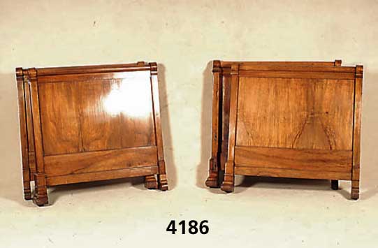 2 SpÄtbiedermeierbetten, deutsch, um 1850/60, Korpus Weichholz, Nußbaumwurzelfurnier ge- spiegelt, HandlÄufe in SÄulenform mit Veluten- ...