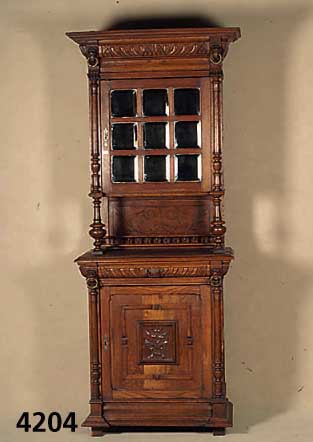 Vielzweckschrank, Belgien, um 1880, Eiche massiv, Front vielfach unterteilt, freistehende SÄulen, reiche Drechselarbeit, 4 LÖwenkÖpfe aus ...