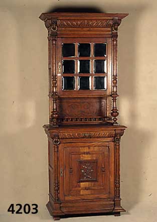 Vielzweckschrank, Belgien, um 1880, Eiche massiv, Front vielfach unterteilt, freistehende SÄulen, reiche Drechselarbeit, 4 LÖwenkÖpfe aus ...