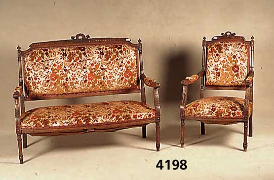 Sitzgarnitur einer Saloneinrichtung, Frank- reich, um 1880, Louis Seize, bestehend aus: 2-Sitzer Sofa u. 2 Stuhlsesseln, vielfach ge- rieft, ...
