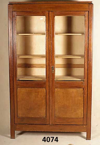 Glasvitrine, deutsch, um 1930, Weichholz, dunkel gebeizt u. gelackt, Vitrine 3/4 ver- glast, vier EinlegebÖden, original BeschlÄge, ...