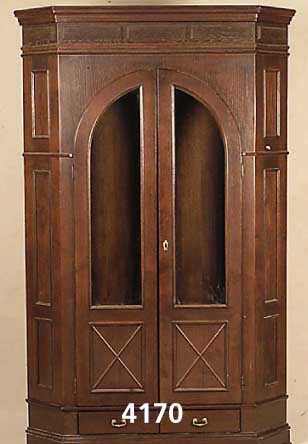 Eckschrank, deutsch, nach dem Vorbild von 1910, Eichefurnier, TÜren auf Rahmen gearbeitet, diese verglast, Zierleisten, 2 Schubladen, neuwertig, ...