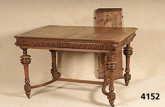 Tisch, flÄmisch, um 1880, Eiche massiv, reich geschnitzt, 4 LÖwenkÖpfe, Tischplatte ausziehbar, 2 Einlegeplatten inklusive, Tisch- beine ...