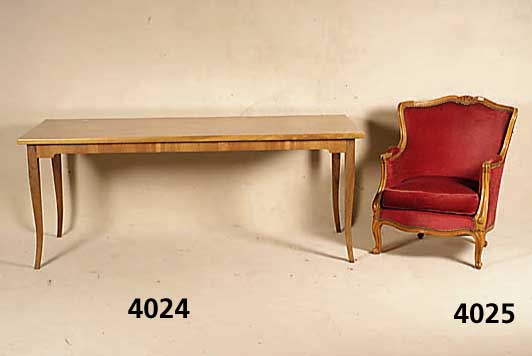 Tisch, deutsch, Wurzelnuß u. Kirschbaum- furnier, mit geometrischer Maserung, Beine leicht geschweift, stabiles MÖbel, als Schreibtisch ...