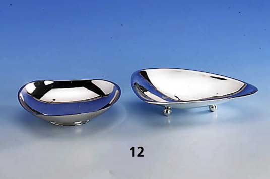 Konvolut 2 Silberschalen, 800er Silber, zeitlose, glatte Form, total ca. 223 g, ca. 20 x14.5 cm, bzw. Durchm. ca. 15 cm
