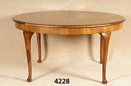 Tisch, deutsch, um 1920, im Stil des Chippendale, Wurzelnuss massiv, furniert, Tischplatte als geometrische Einlegearbeit gefertigt, ovale Form, ...