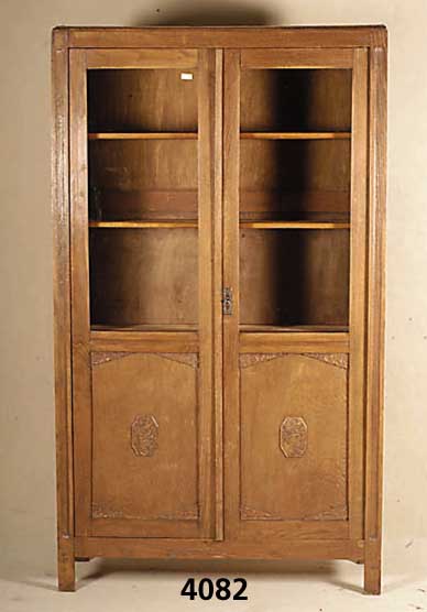 Vitrine, um 1920, 3/4 verglast, Eiche und Weichholz, TÜrfÜllungen mit aufgesetzten Applikationen, 4 EinlegebÖden, praktisch, vielfach ...